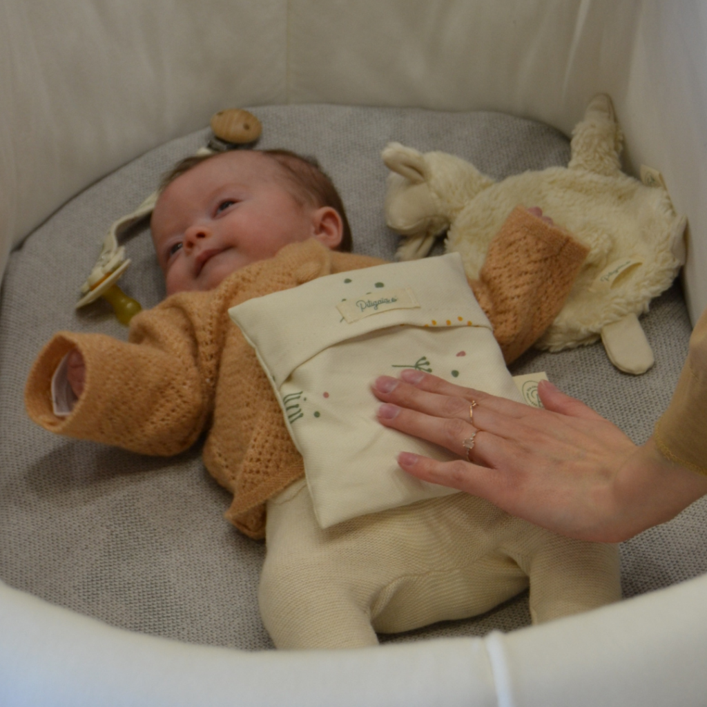 Bouillotte sèche en coton bio imprimé Dandelion sur ventre de bébé Rose