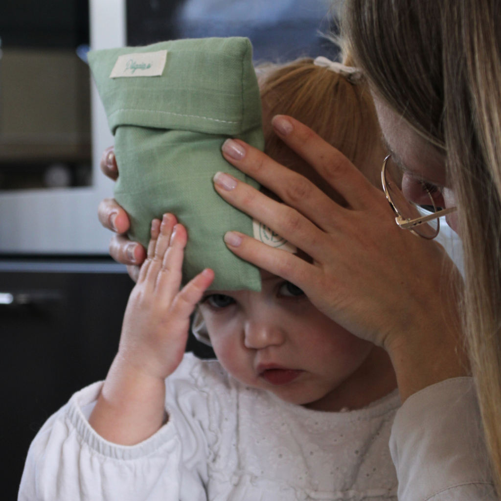 Bouillotte sèche en coton bio verte Pitigaïa sur front de Louison