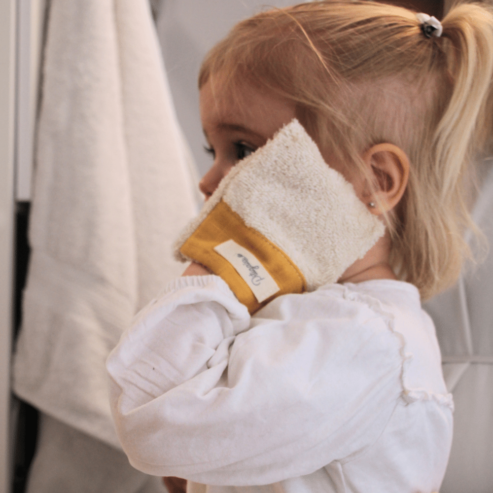 Trio Mini-Gants en Coton Bio Pitigaïa - Favorisez l'Autonomie de Votre Enfant photo en situation Louison