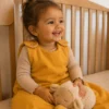 Bébé-dans-gigoteuse-simple-tog-2_5-jaune-moutarde-en-coton-bio-Pitigaïa Bébé dans gigoteuse simple tog 2,5 jaune moutarde en coton bio Pitigaïa