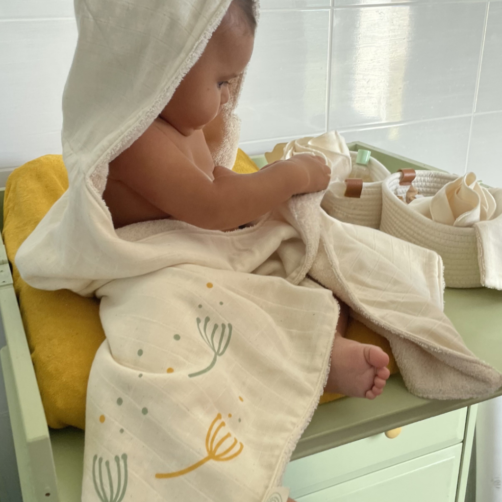 Bébé en cape de bain écrue en coton bio Pitigaïa