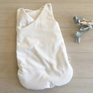 Gigoteuse-cache-coeur-en-coton-bio-écru-naturel-posée-à-plat-Pitigaia