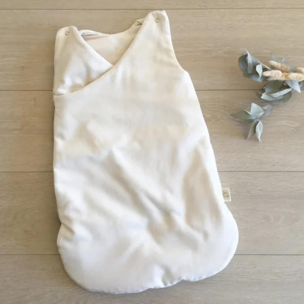 Gigoteuse-cache-coeur-en-coton-bio-écru-naturel-posée-à-plat-Pitigaia Gigoteuse-cache-coeur-en-coton-bio-écru-naturel-posée-à-plat-Pitigaia