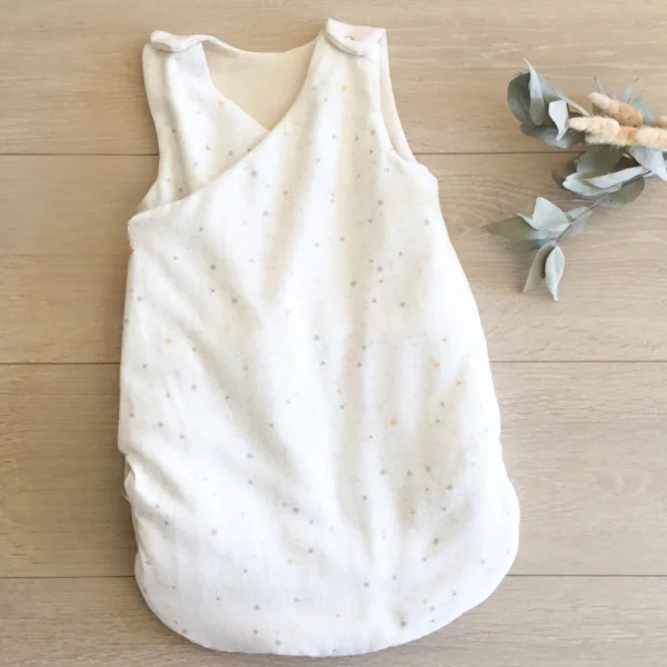 Gigoteuse-cache-coeur-en-coton-bio-imprimé-mini-dandelion-posée-à-plat-Pitigaia Gigoteuse-cache-coeur-en-coton-bio-imprimé-mini-dandelion-posée-à-plat-Pitigaia