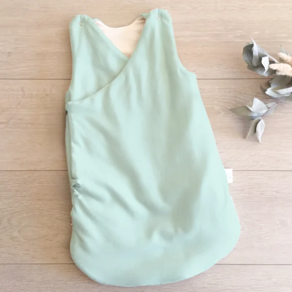 Gigoteuse-cache-coeur-en-coton-bio-imprimé-vert-d_eau-posée-à-plat-Pitigaia Gigoteuse-cache-coeur-en-coton-bio-imprimé-vert-d_eau-posée-à-plat-Pitigaia