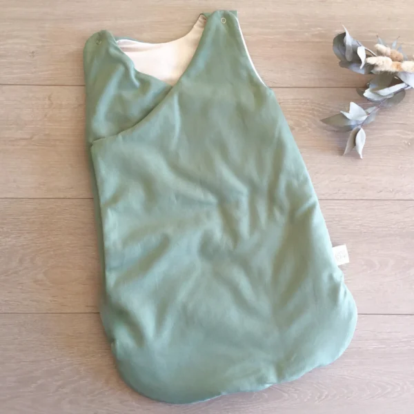 Gigoteuse-cache-coeur-en-coton-bio-vert-sauge-posée-à-plat-Pitigaia Gigoteuse-cache-coeur-en-coton-bio-vert-sauge-posée-à-plat-Pitigaia