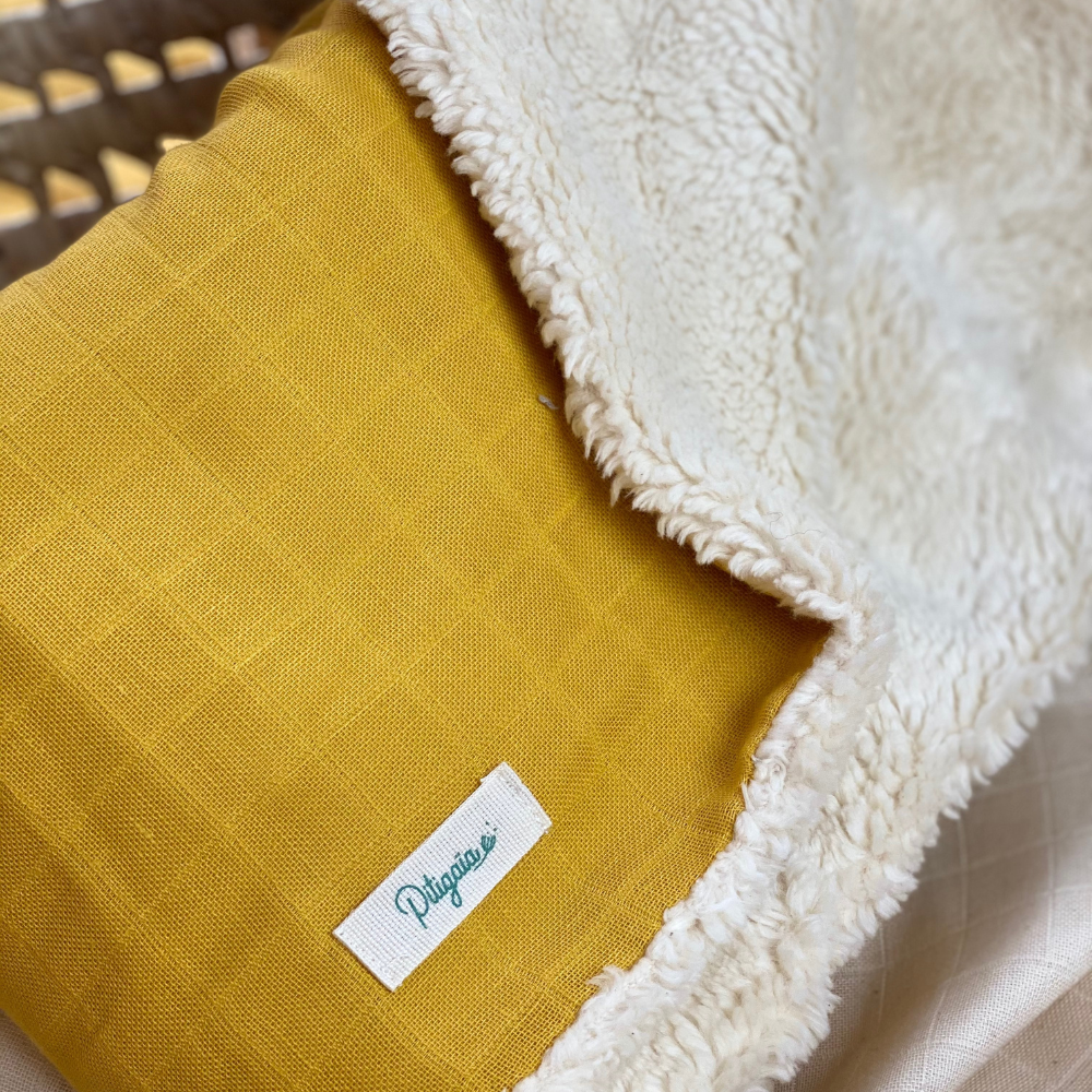 couverture bébé en peluche de coton bio Pitigaïa jaune moutarde
