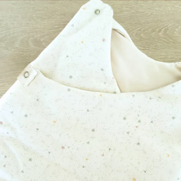 gigoteuse cache-coeur détail encolure devant gigoteuse cache-coeur détail encolure devant