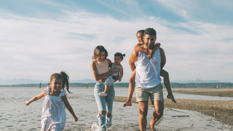famille en voyage au bord de la mer - Voyages éco-friendly avec bébé