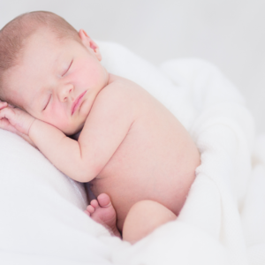 bébé nouveau né lové dans couverture - liste de naissance écoresponsable