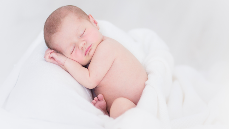 bébé nouveau né lové dans couverture - liste de naissance écoresponsable