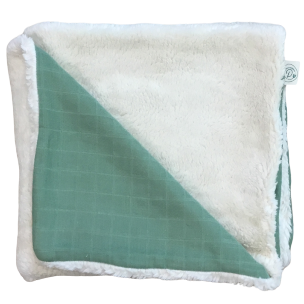 couverture bébé vert sauge Pitigaïa en coton bio photo fond blanc