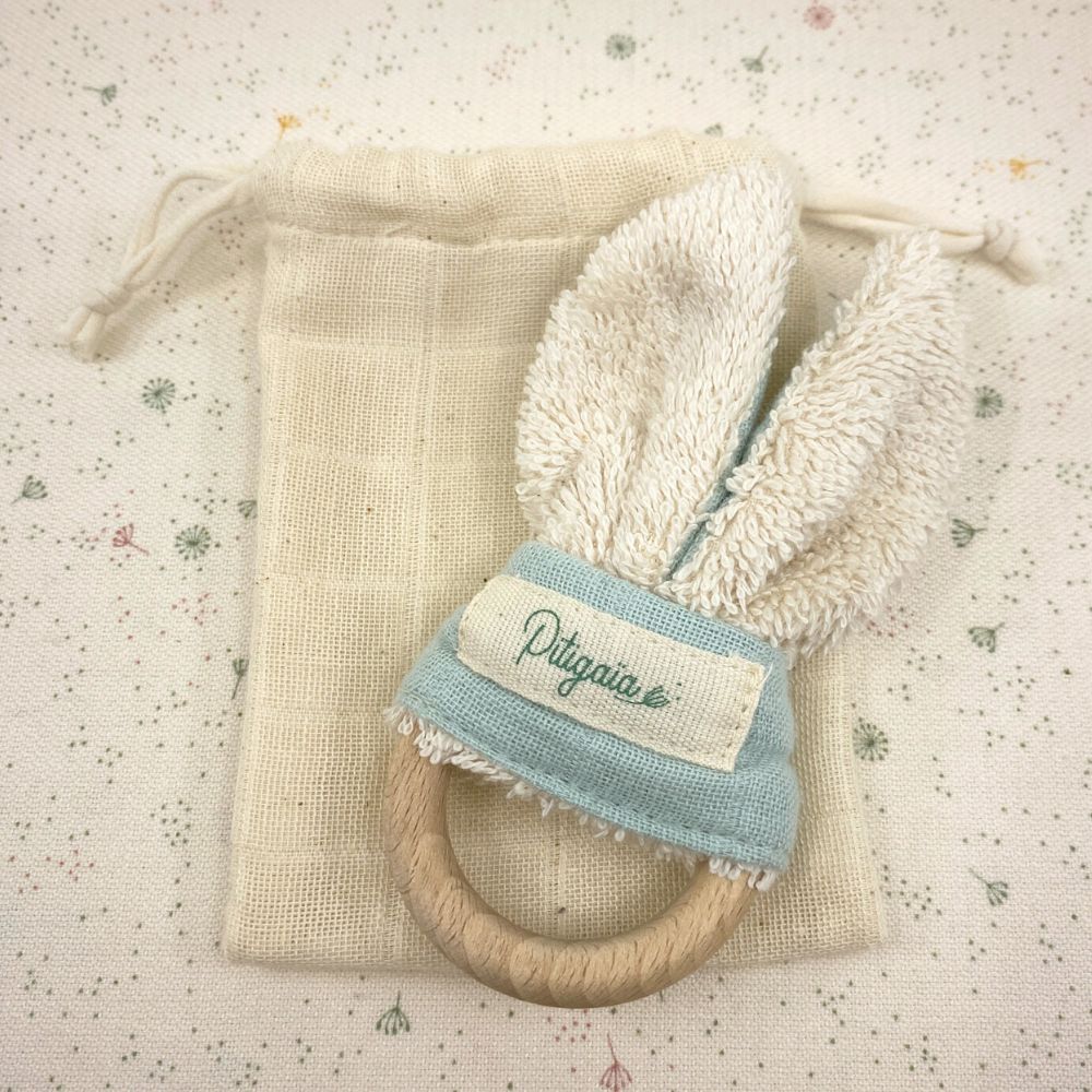 Hochet Oreilles de Lapin en Bois et Coton Bio Pitigaïa bleu tilleul devant et pochon