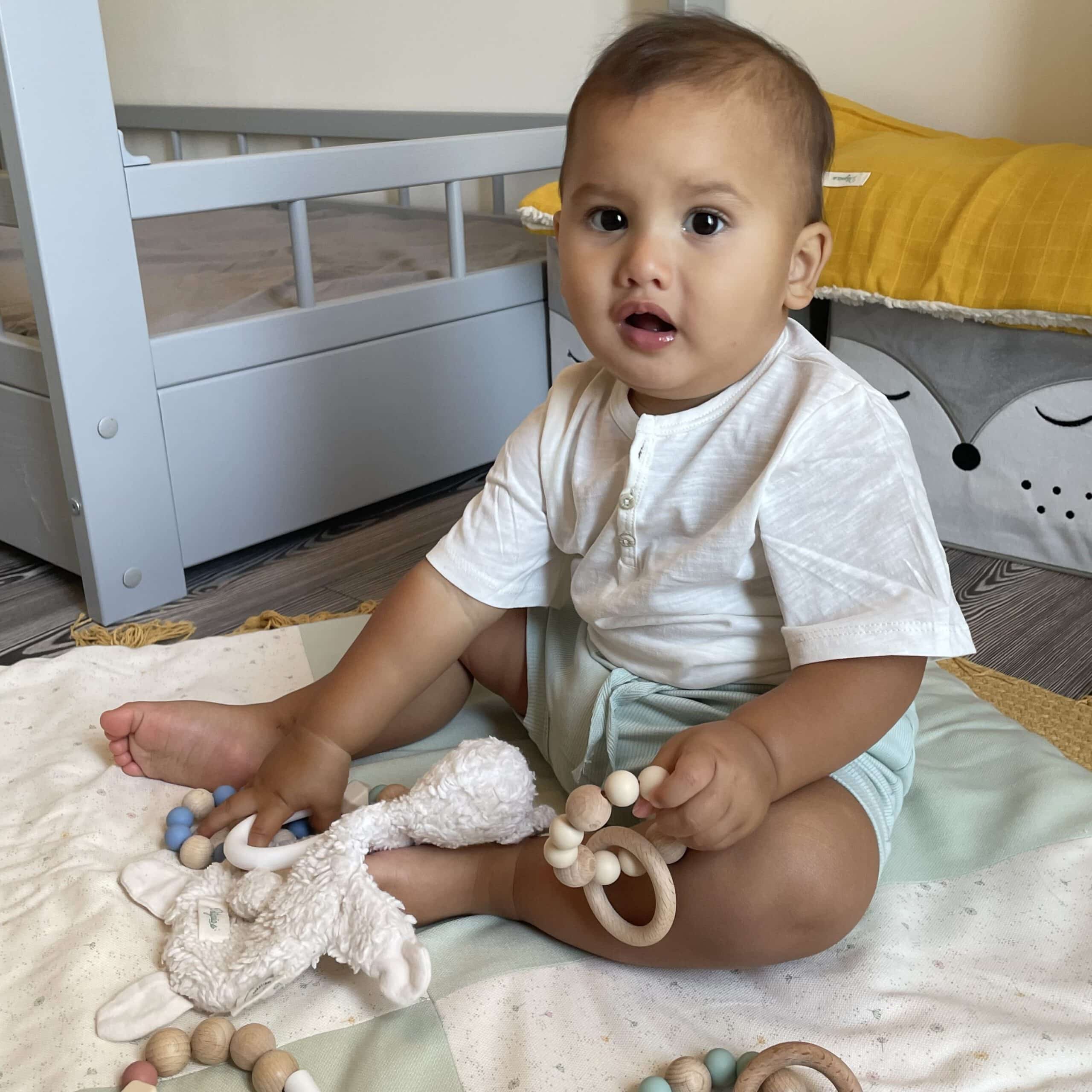 hochet en bois naturel – idée-cadeau bio pour bébé