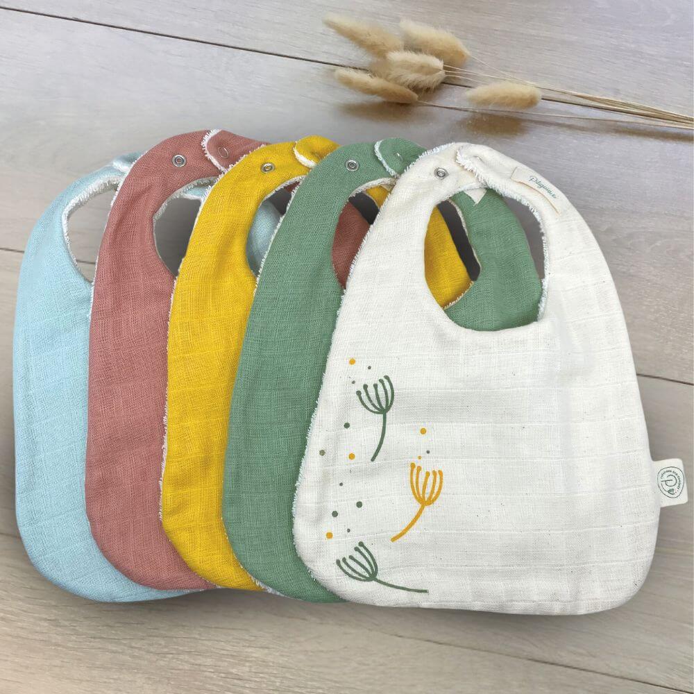 bavoir en coton pour bébé 5 coloris Pitigaïa posés