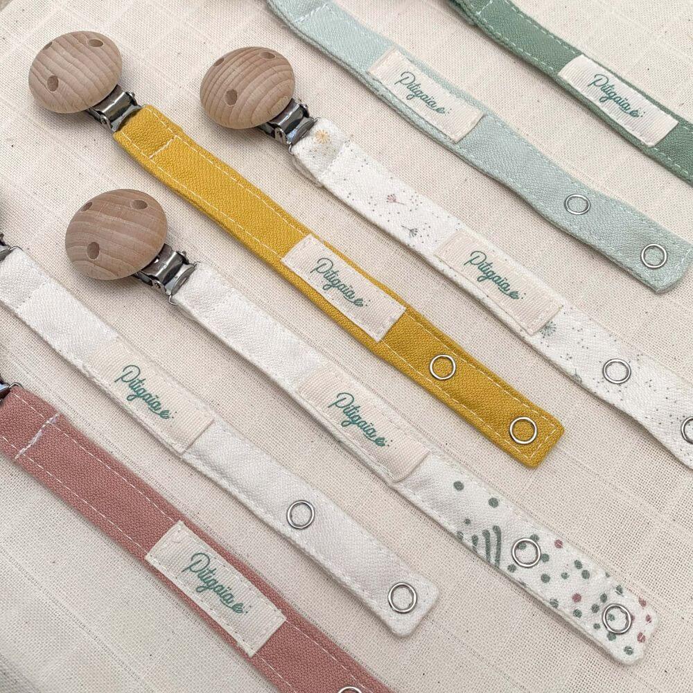 attache-tétine coton bio et bois de hêtre naturel Pitigaïa tous coloris à plat