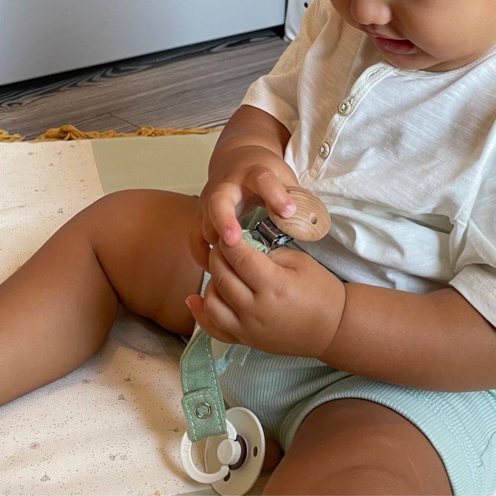 attache-tétine coton bio et bois de hêtre naturel vert sauge portée bébé 2