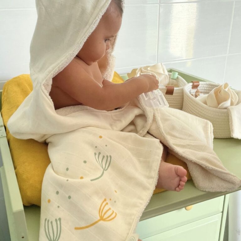 catégorie au bain - bébé dans une cape de bain Pitigaïa