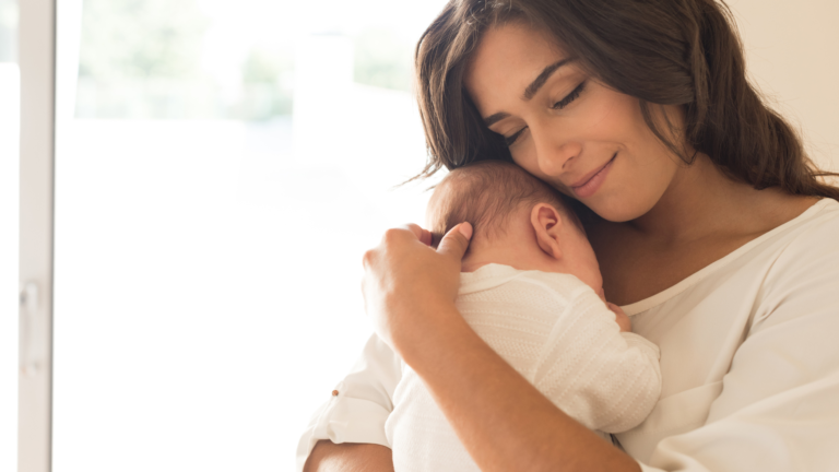 bébé dans les bras de maman - santé environnementale bébé