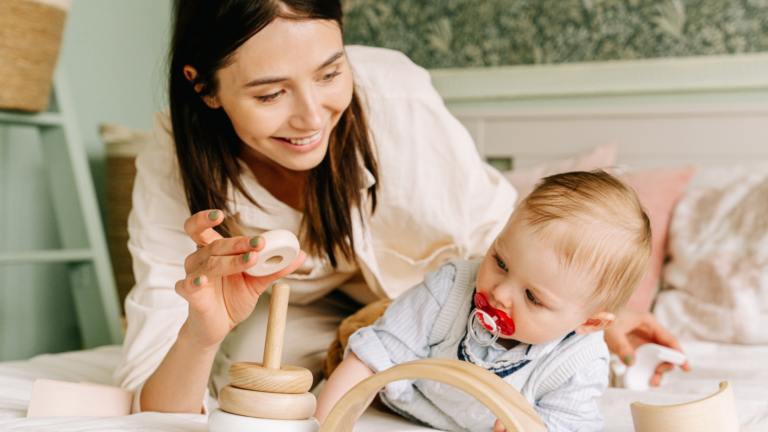 maman et bébé jouant avec jouets en bois - greenwsahing-puériculture