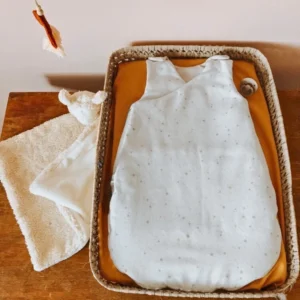 Gigoteuse-en-coton-biologique-cache-cœur-imprimé-mini-dandelion-dans-panier-à-langer