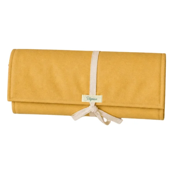 tapis à langer nomade jaune moutarde en coton bio Pitigaïa vue plié
