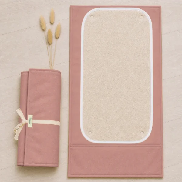 tapis à langer nomade terra-cotta en coton bio Pitigaïa vues plié et déplié