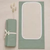 tapis à langer nomade vert sauge en coton bio Pitigaïa vues plié et déplié