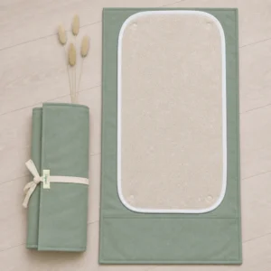 tapis à langer nomade vert sauge en coton bio Pitigaïa vues plié et déplié