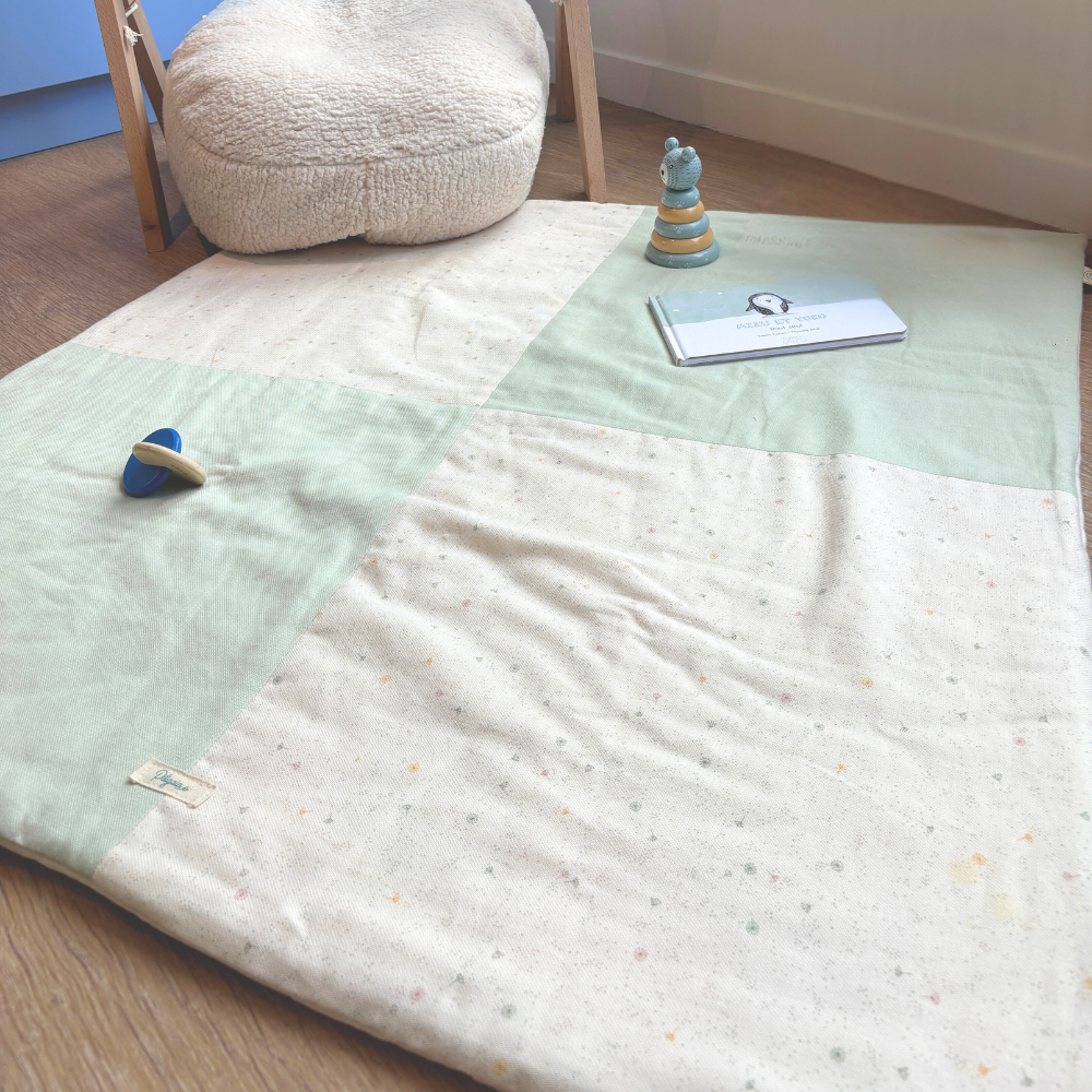 Des-jouets-sur-tapis-d_éveil-en-coton-bio-vert-d_eau-