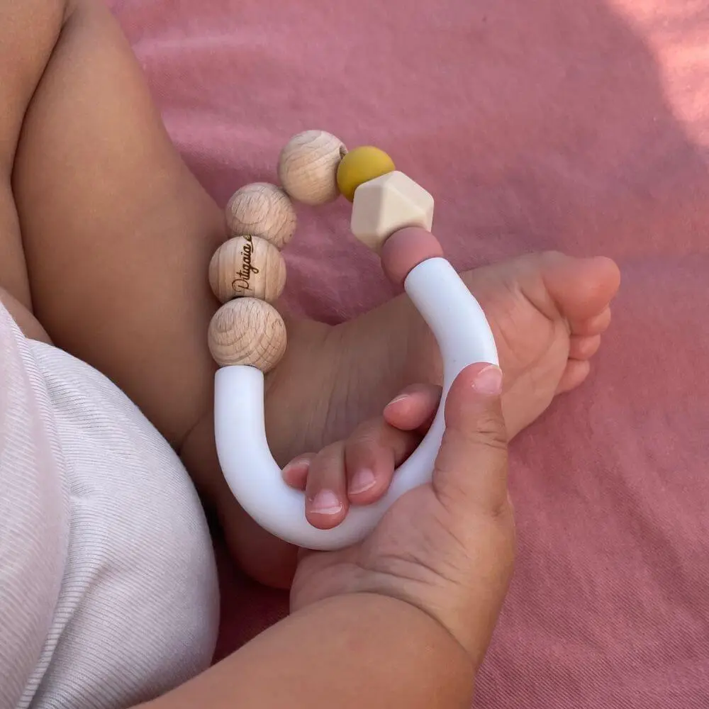 main-bébé-tenant-anneau-dentition-Pitigaïa
